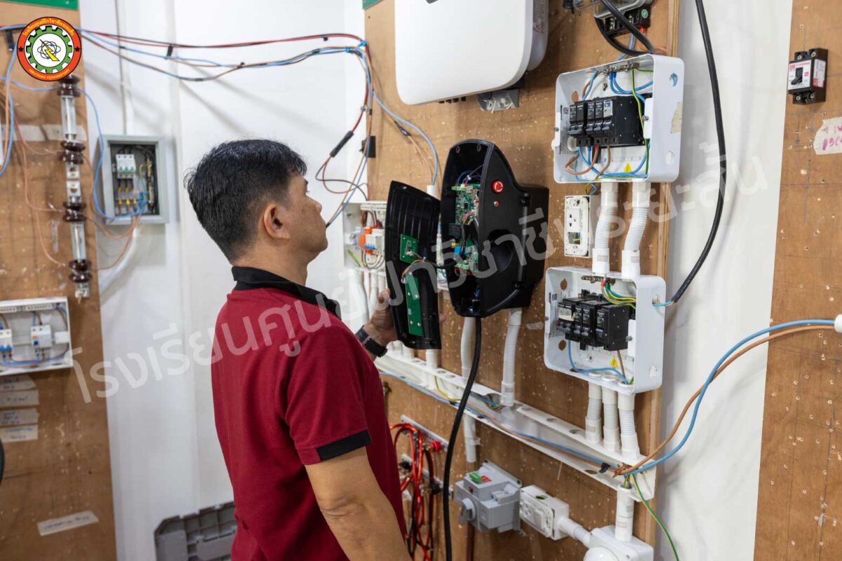 บรรยากาศการเรียน EV (3)"